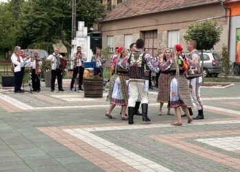 Orkestar i folklorni ansambl Doma kulture Doina iz Uzdina danas nastupali pred svojim sugrađanima