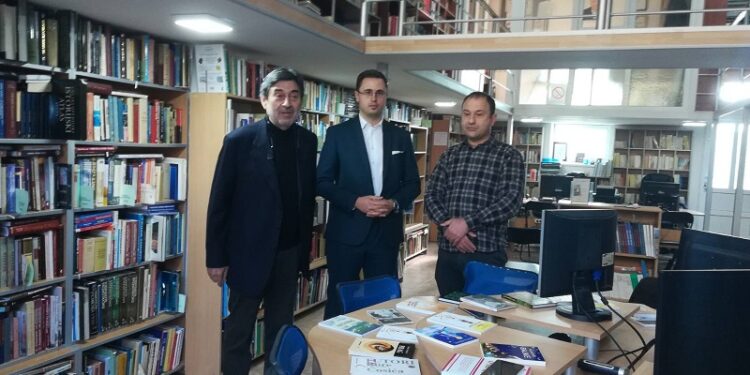 Narodni poslanici posetili biblioteku i Galeriju naivne umetnosti u Kovačici
