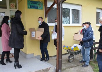 Aktivisti SNS Opovo ličnim donacijama obezbedili pakete za PU „Bambi“
