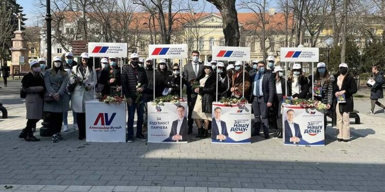 SNS Pančevo na gradskom trgu čestitao Međunarodni praznik žena 8. mart