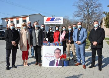 SNS OPOVO: Pokloni za sugrađanke povodom 8. marta