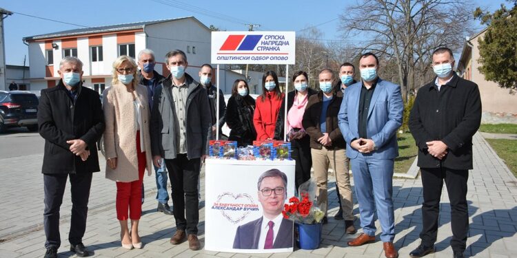 SNS OPOVO: Pokloni za sugrađanke povodom 8. marta