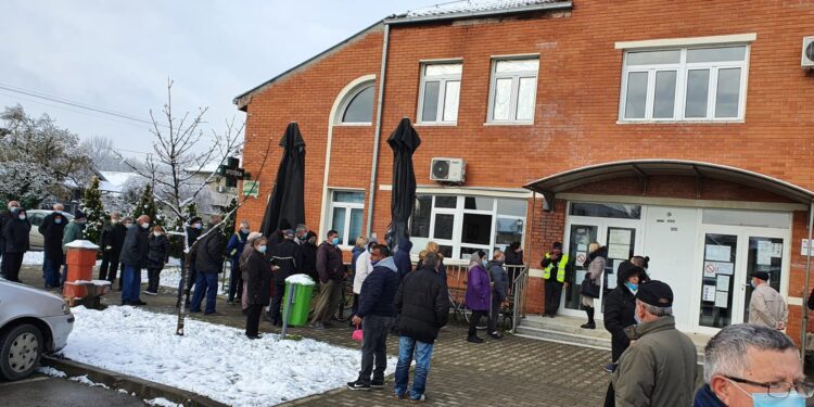 Vakcinacija bez zakazivanja u Gradu Pančevu počela u Jabuci, odziv građana na visokom nivou