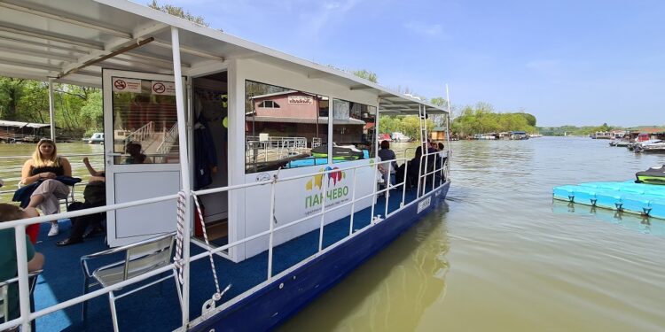 Turistička organizacija Pančeva organizovala specijalnu Prvomajsku turu katamaranom Panuka