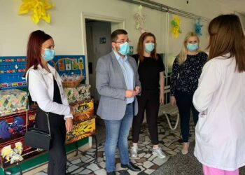Narodni poslanik Marko Mladenović obišao Dečje odeljenje Bolnice u Pančevu i odneo deci poklone