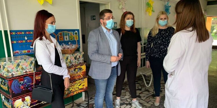 Narodni poslanik Marko Mladenović obišao Dečje odeljenje Bolnice u Pančevu i odneo deci poklone