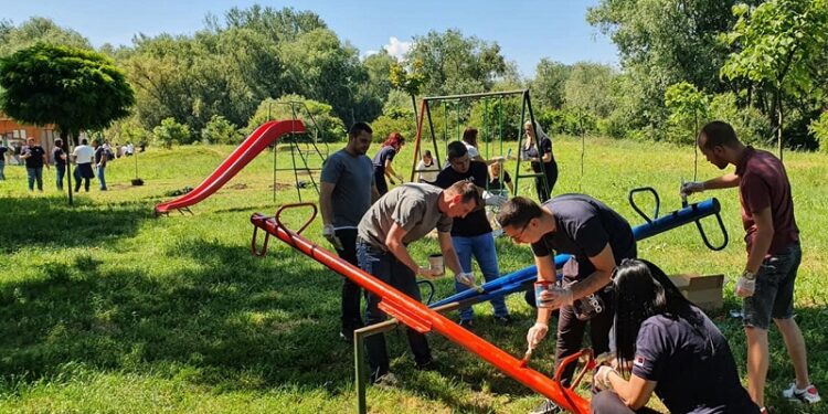 Unija mladih SNS organizovala akciju čišćenja i uređenja zelene površine