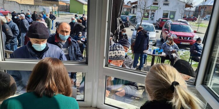 Zbog velikog interesovanja građana vakcinacija u naseljenim mestima traje do kasnih popodnevnih sati