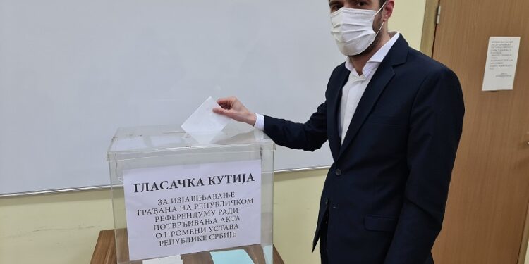 Pokrajinski poslanik Ivan Tešić glasao u Pančevu i pozvao građane da izađu na referendum
