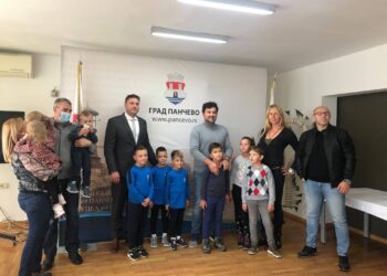 Gradonačelnik Pančeva ugostio porodice koje imaju trojke