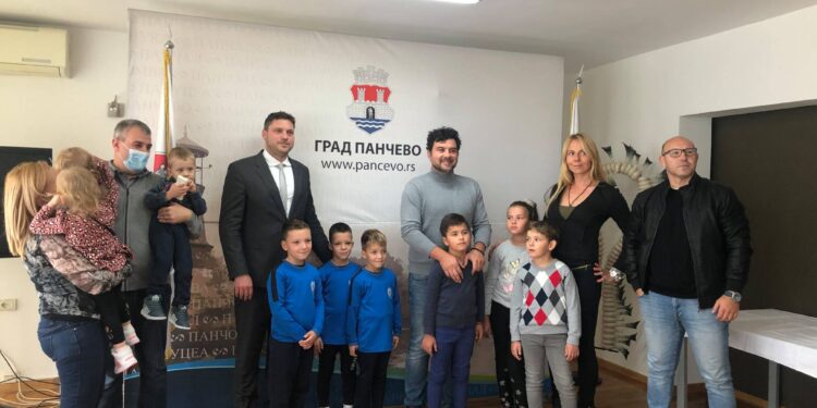 Gradonačelnik Pančeva ugostio porodice koje imaju trojke