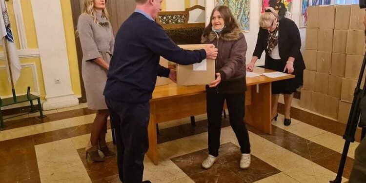 Kuprešanin i Čučković uručili pakete hrane i kućne hemije korisnicima socijalne pomoći