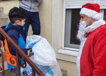 Grad Pančevo ispunio obećanje: Novogodišnji paketići deci uručeni na kućnu adresu