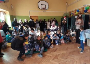 Učenici Tehničke škole i Gimnazije, kao i omladina Rotarija, poklonili paketiće deci škole „Mara Mandić“