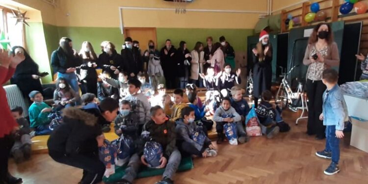 Učenici Tehničke škole i Gimnazije, kao i omladina Rotarija, poklonili paketiće deci škole „Mara Mandić“