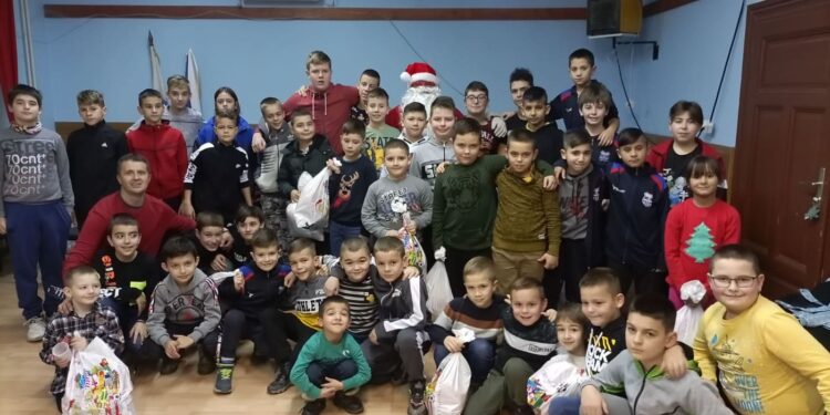 FK Dolovo: koktel i novogodišnji paketići za polaznike škole fudbala