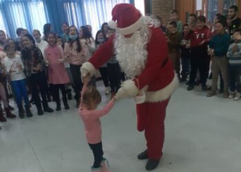Đacima nižih razreda škole u Dolovu Deda Mraz uručio paketiće