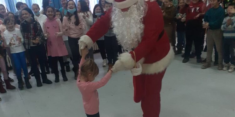 Đacima nižih razreda škole u Dolovu Deda Mraz uručio paketiće
