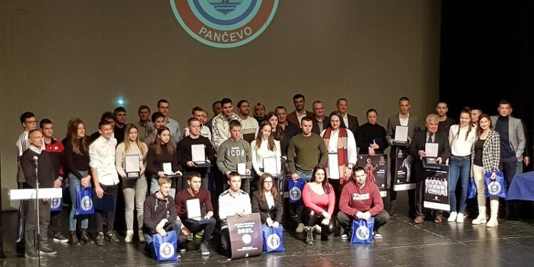 Najbolji sportisti Pančeva plivačica Anja Crevar i karatista Đorđe Salapura