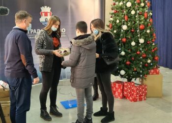 Deca iz Pančeva koja koriste usluge ličnog pratioca dobila novogodišnje paketiće