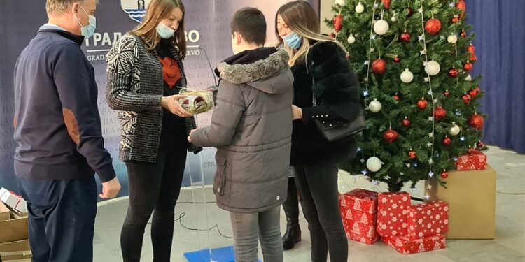Deca iz Pančeva koja koriste usluge ličnog pratioca dobila novogodišnje paketiće