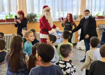 Deci u Jabuci Deda Mraz uručio novogodišnje paketiće