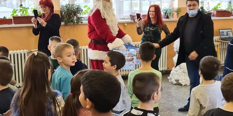 Deci u Jabuci Deda Mraz uručio novogodišnje paketiće