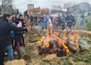 Pančevo: U naselju Kotež organizovano paljenje badnjaka i dolazak Božić Bate