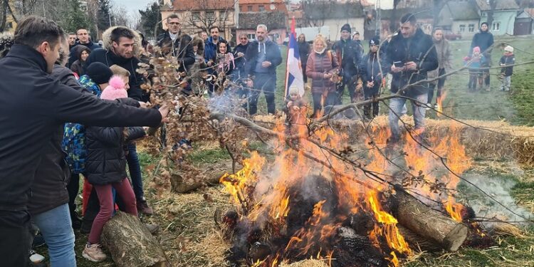 Pančevo: U naselju Kotež organizovano paljenje badnjaka i dolazak Božić Bate