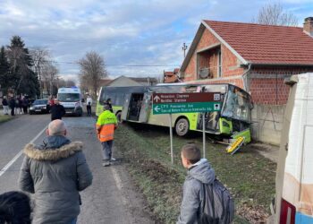 Sudar autobusa i kombija u Omoljici