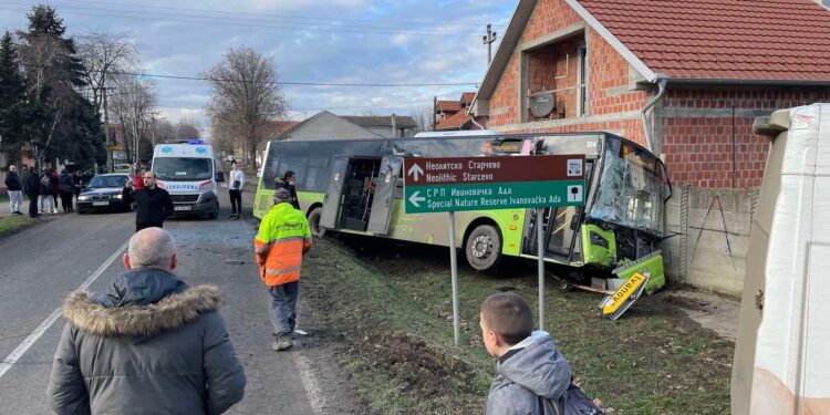 Sudar autobusa i kombija u Omoljici