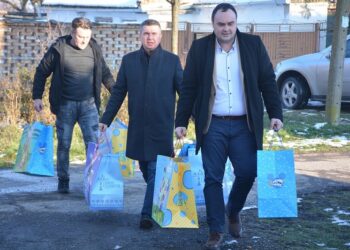 Odgovorna socijalna politika SNS Opovo: Pokloni za devetočlanu porodicu iz Barande