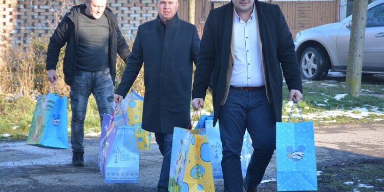 Odgovorna socijalna politika SNS Opovo: Pokloni za devetočlanu porodicu iz Barande