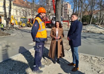 Nastavljeni radovi u Gradskom parku u Pančevu: Postavlja se podloga za veliko dečje igralište