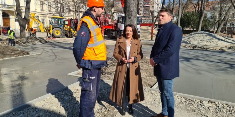 Nastavljeni radovi u Gradskom parku u Pančevu: Postavlja se podloga za veliko dečje igralište