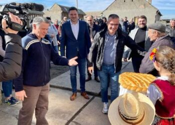 Ministar Nedimović posetio poljoprivredno gazdinstvo Saše Stojanova u Starčevu