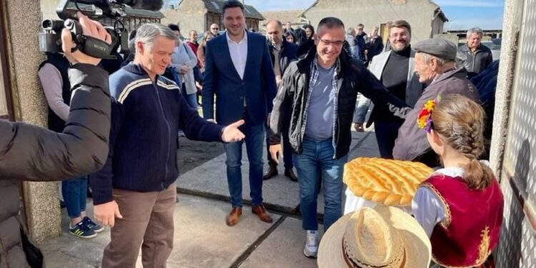 Ministar Nedimović posetio poljoprivredno gazdinstvo Saše Stojanova u Starčevu