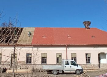 Rekonstruiše se stara škola u Idvoru i nasipa zemljani put