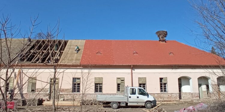 Rekonstruiše se stara škola u Idvoru i nasipa zemljani put