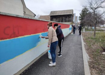 Uklonjeni grafiti sa školskog zida u Jabuci