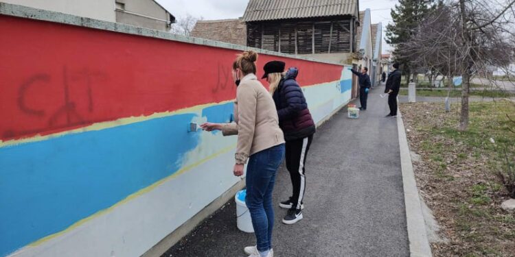 Uklonjeni grafiti sa školskog zida u Jabuci