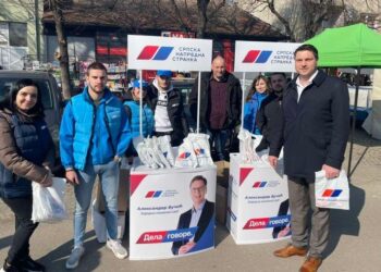 Članovi Unije mladih Srpske napredne stranke razgovarali sa Kačarevcima