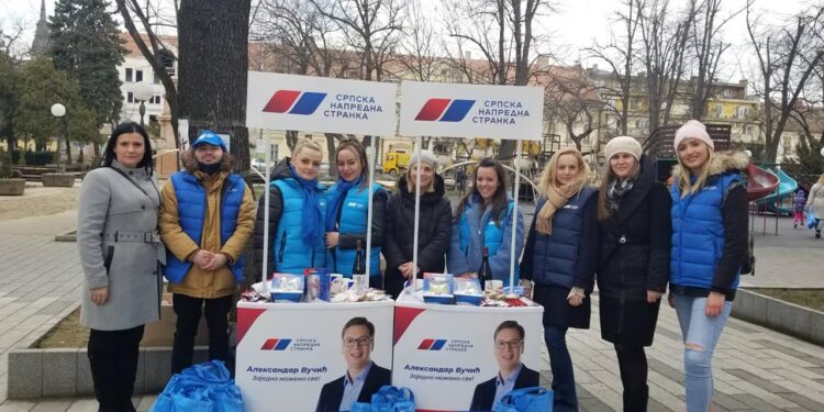 Aktivisti SNS Pančevo obradovali sugrađanke