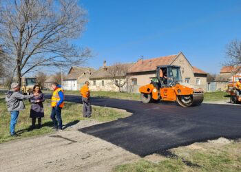 Završava se asfaltiranje najprometnije ulice u Jabuci
