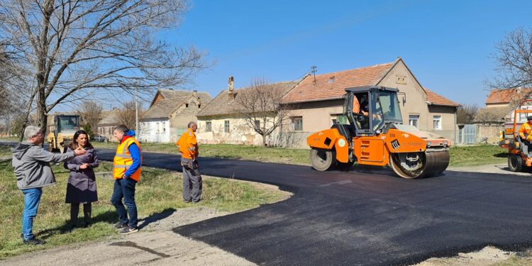 Završava se asfaltiranje najprometnije ulice u Jabuci