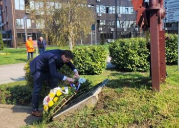 Položeni venci poginulim radnicima u Rafineriji nafte Pančevo