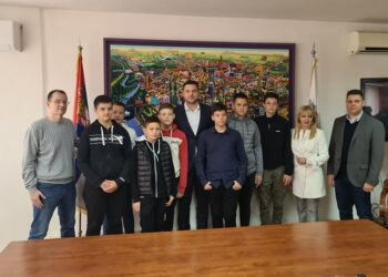 Prijem za učenike OŠ „Isidora Sekulić“ koji su pronašli žensku torbicu s novcem i dokumentima i vratili vlasnici