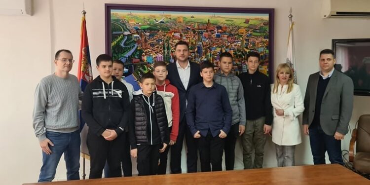 Prijem za učenike OŠ „Isidora Sekulić“ koji su pronašli žensku torbicu s novcem i dokumentima i vratili vlasnici