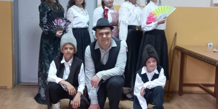 Četiri predstave školske pozorište trupe Maštari u Idvoru