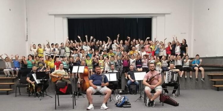 Folklorni ansambli Doma kulture iz Banatskog Novog Sela na Muzičkom festivalu dece Vojvodine